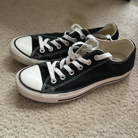 Size 7 women black converse in great condition only worn like couple times - Picture 2 of 6